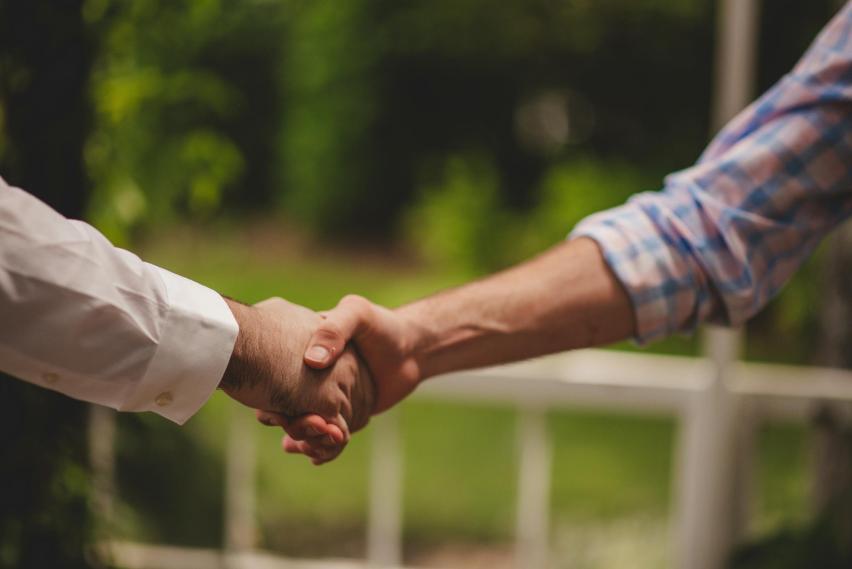 Deux personnes se serrent la main