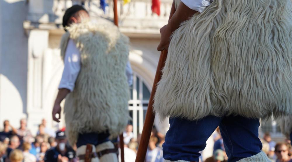 danse sur échasses