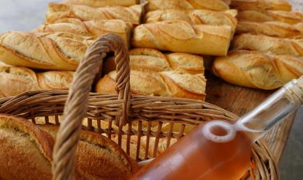 Distribution du pain et du vin