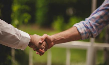 Deux personnes se serrent la main