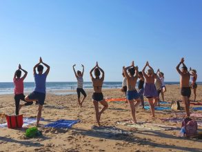 Cours de yoga sur la plage